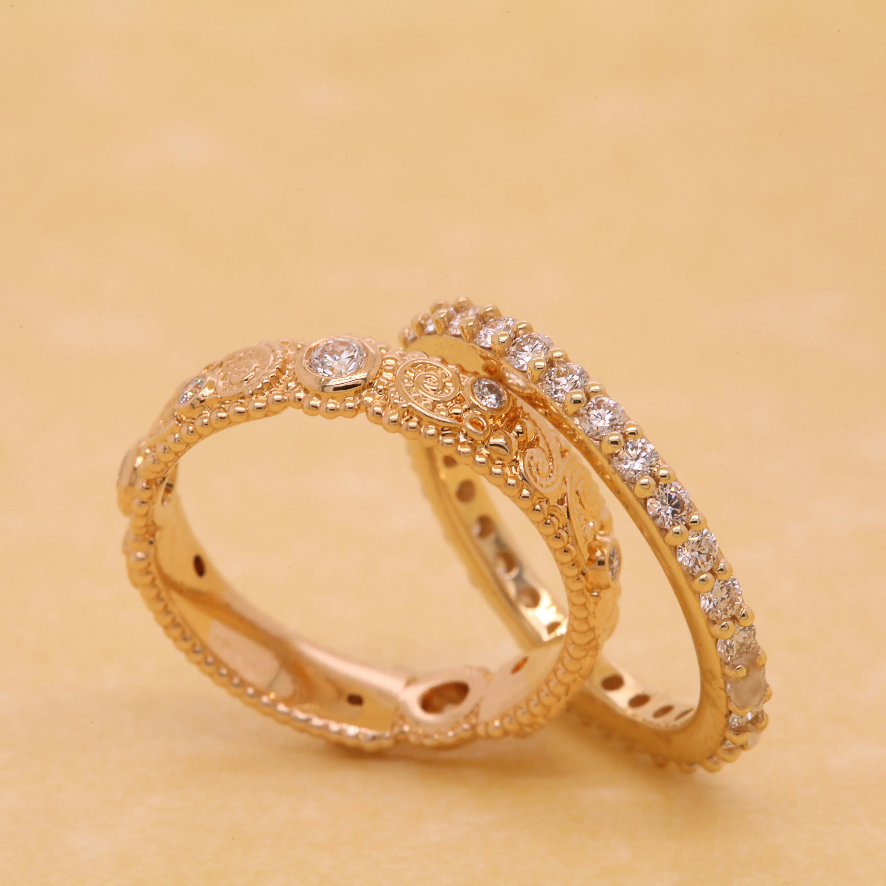 18k Yellow Gold llyn Band with White Diamonds