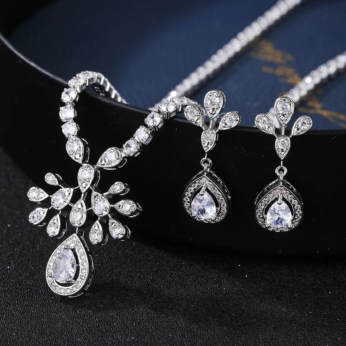 Bridal Jewelry Crystal Cubic Zirconia Flower Necklace and Earring Set, Suitable For Wedding Dinner, Girlfriend Gift, CN10470
