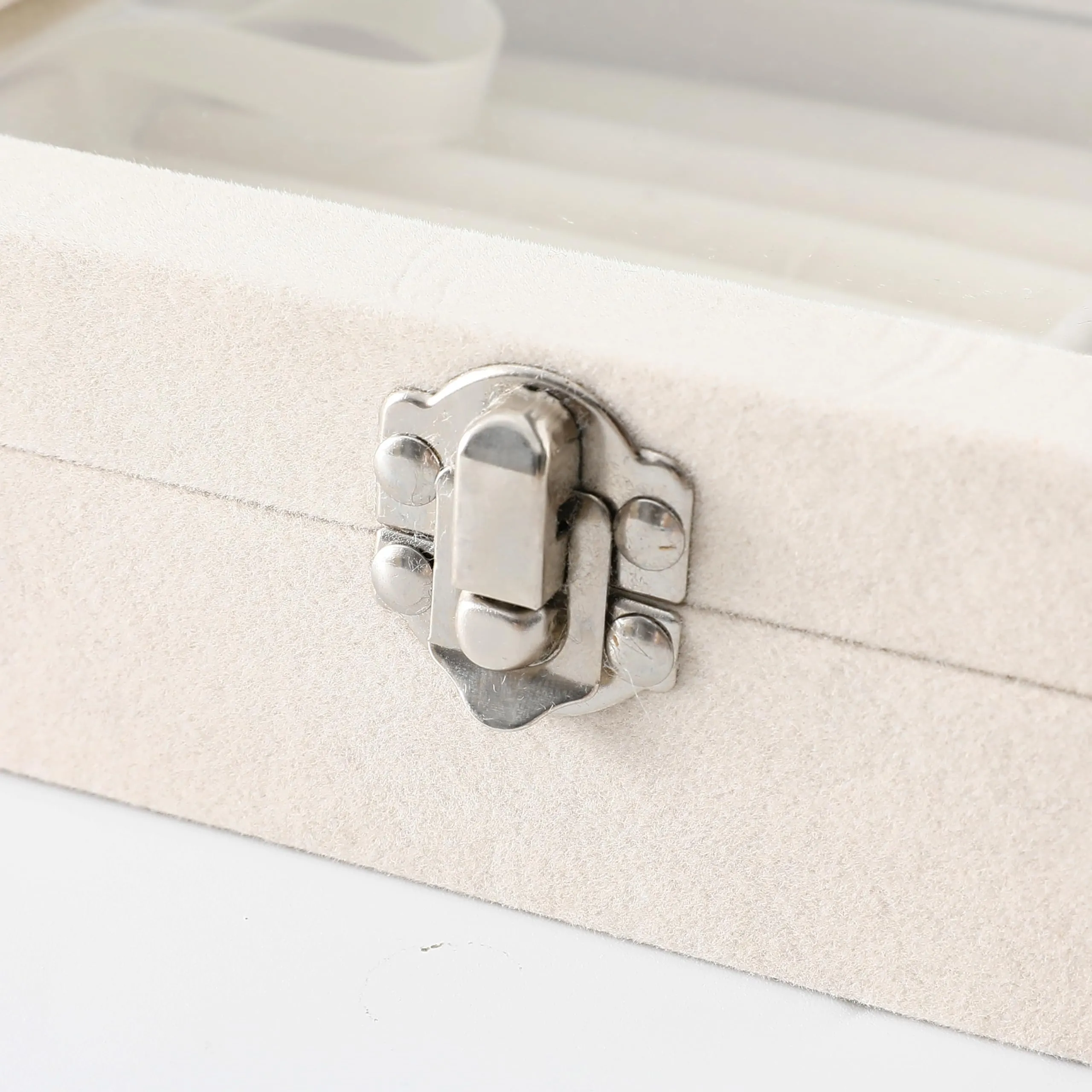 Kuber Industries Pack of 1 Velvet Jewelry Box Organizer | Jewelry Storage Box | Jewelry Organizer | Showcase Holder Dresser Organizer for Earring Necklace Bracelet Ring |YXX-019 | White