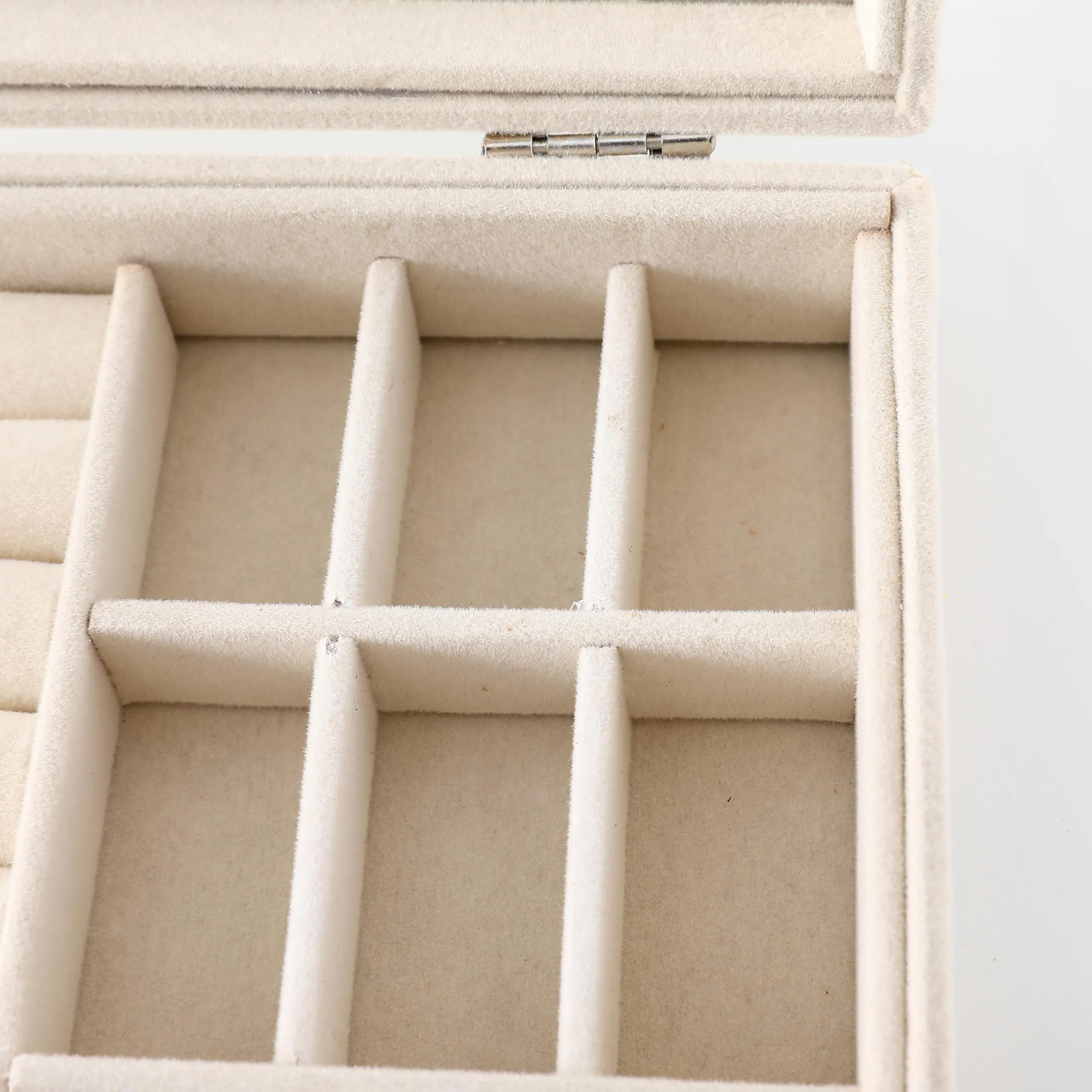 Kuber Industries Pack of 1 Velvet Jewelry Box Organizer | Jewelry Storage Box | Jewelry Organizer | Showcase Holder Dresser Organizer for Earring Necklace Bracelet Ring |YXX-019 | White