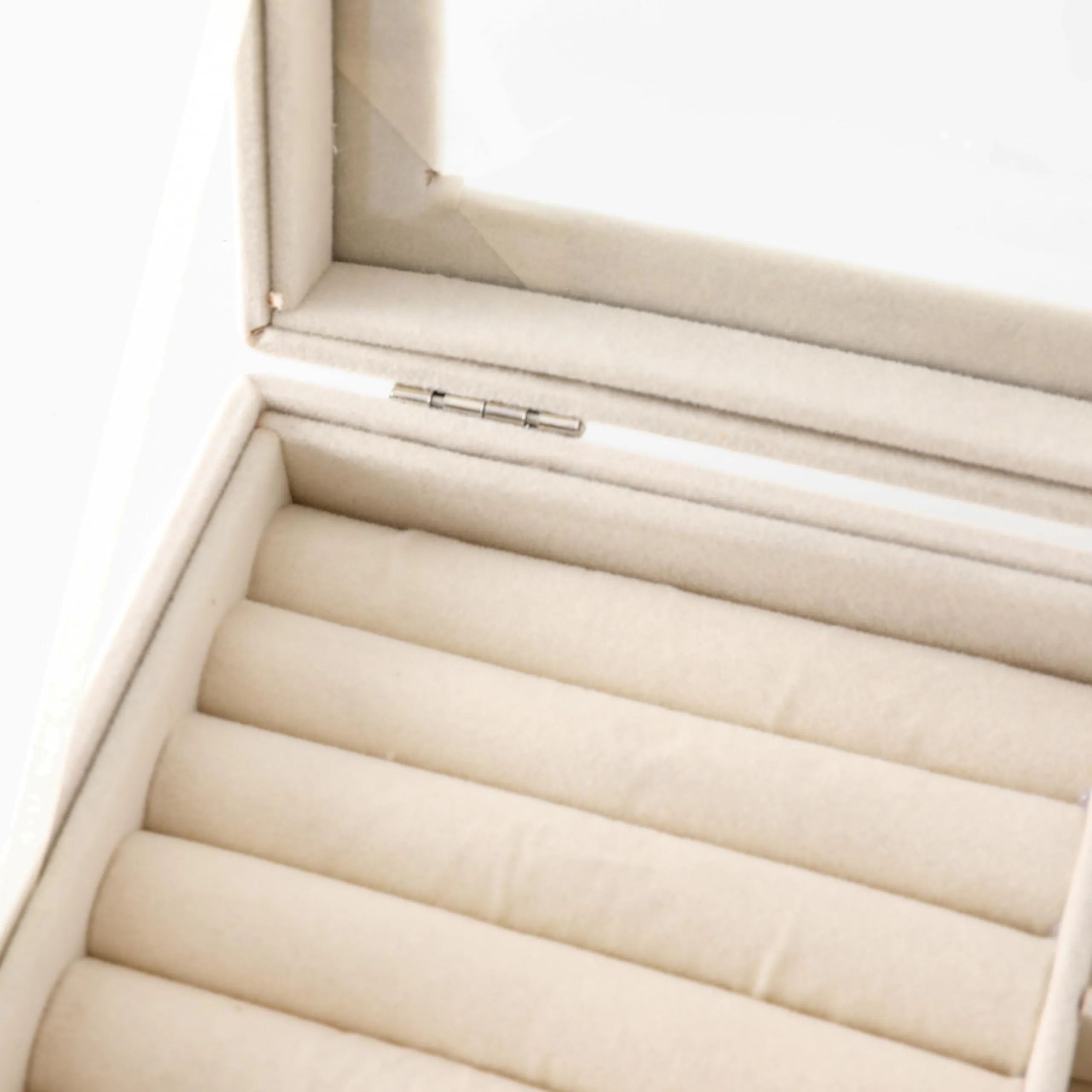 Kuber Industries Pack of 1 Velvet Jewelry Box Organizer | Jewelry Storage Box | Jewelry Organizer | Showcase Holder Dresser Organizer for Earring Necklace Bracelet Ring |YXX-019 | White