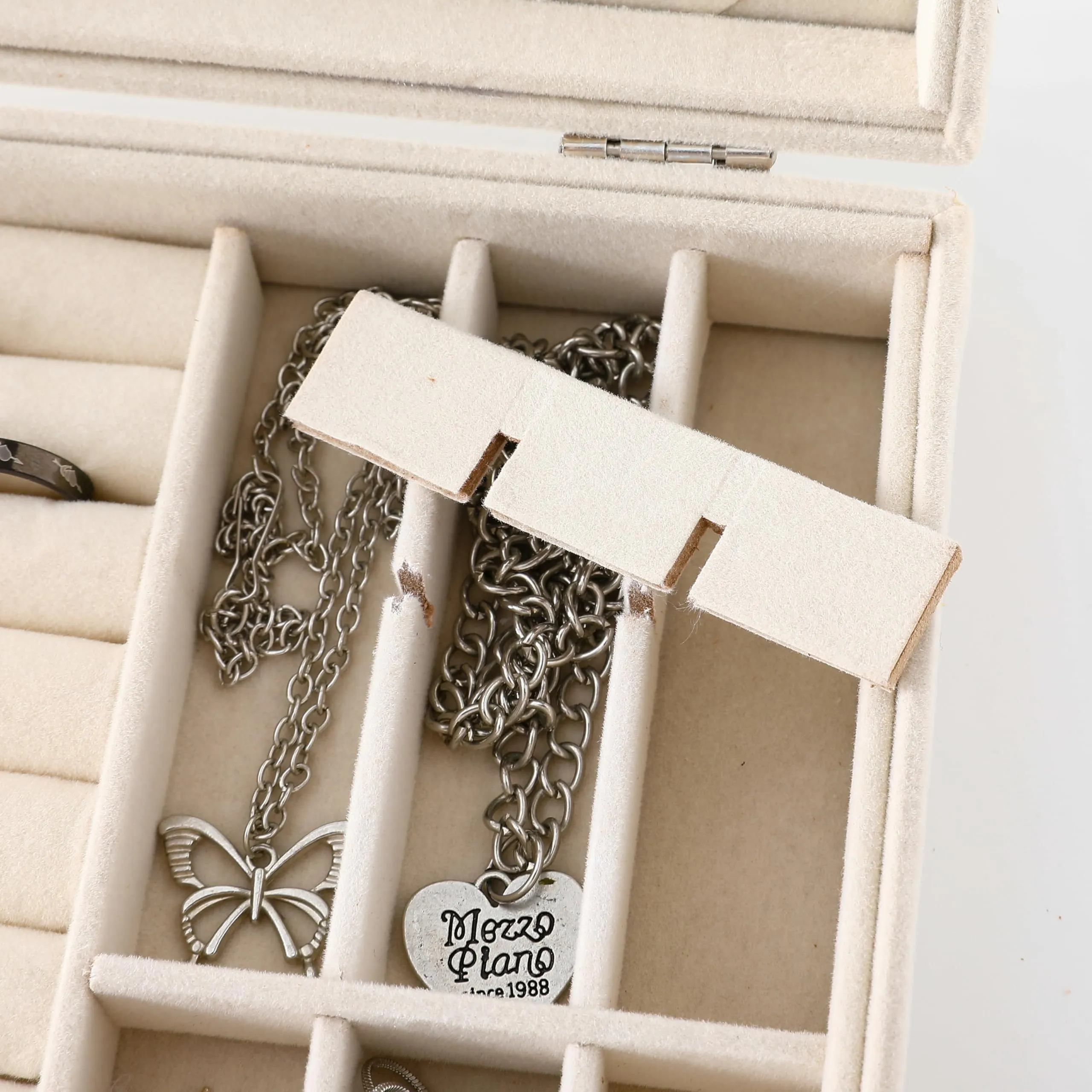 Kuber Industries Pack of 1 Velvet Jewelry Box Organizer | Jewelry Storage Box | Jewelry Organizer | Showcase Holder Dresser Organizer for Earring Necklace Bracelet Ring |YXX-019 | White