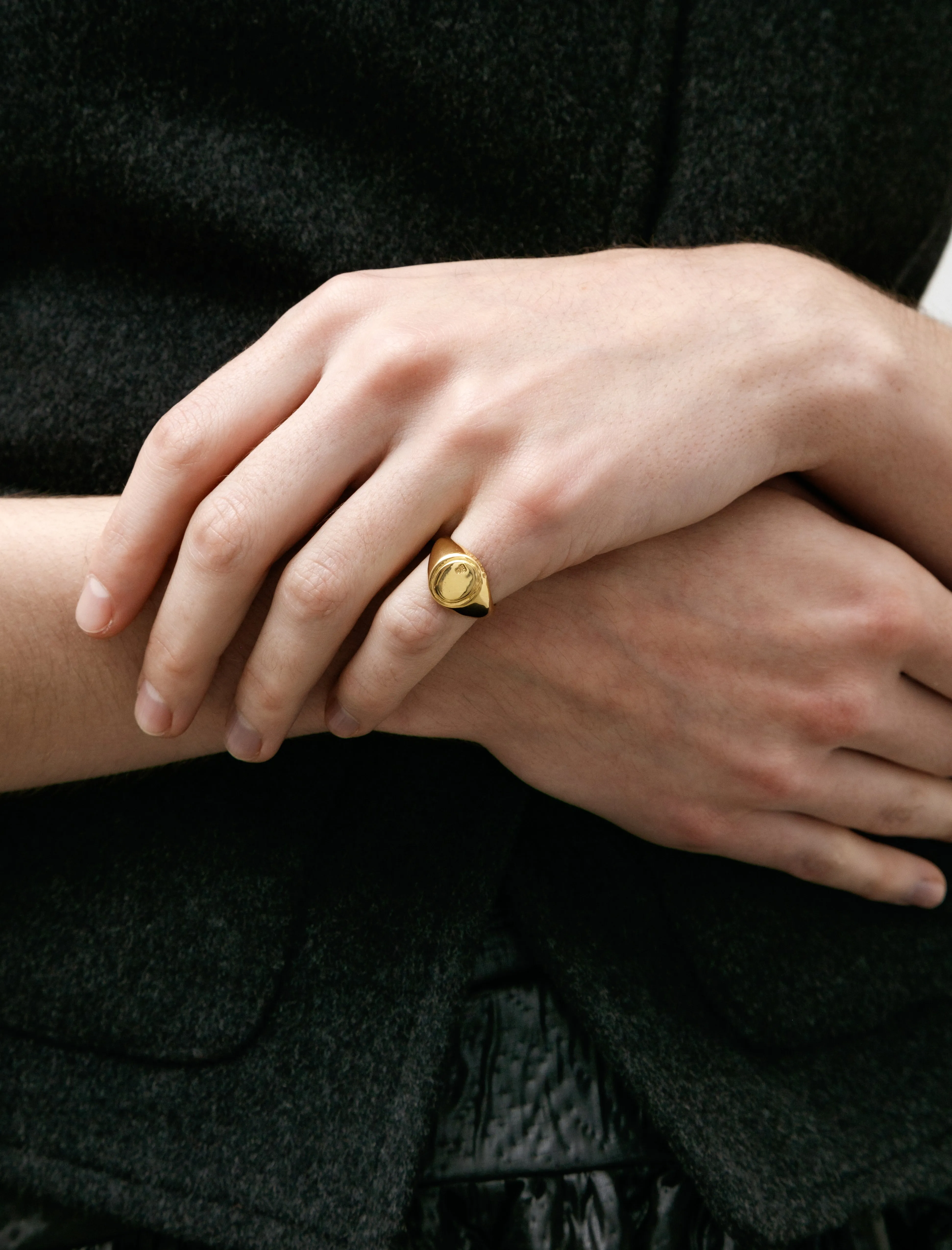 Mini Oval Signet Ring Yellow Gold