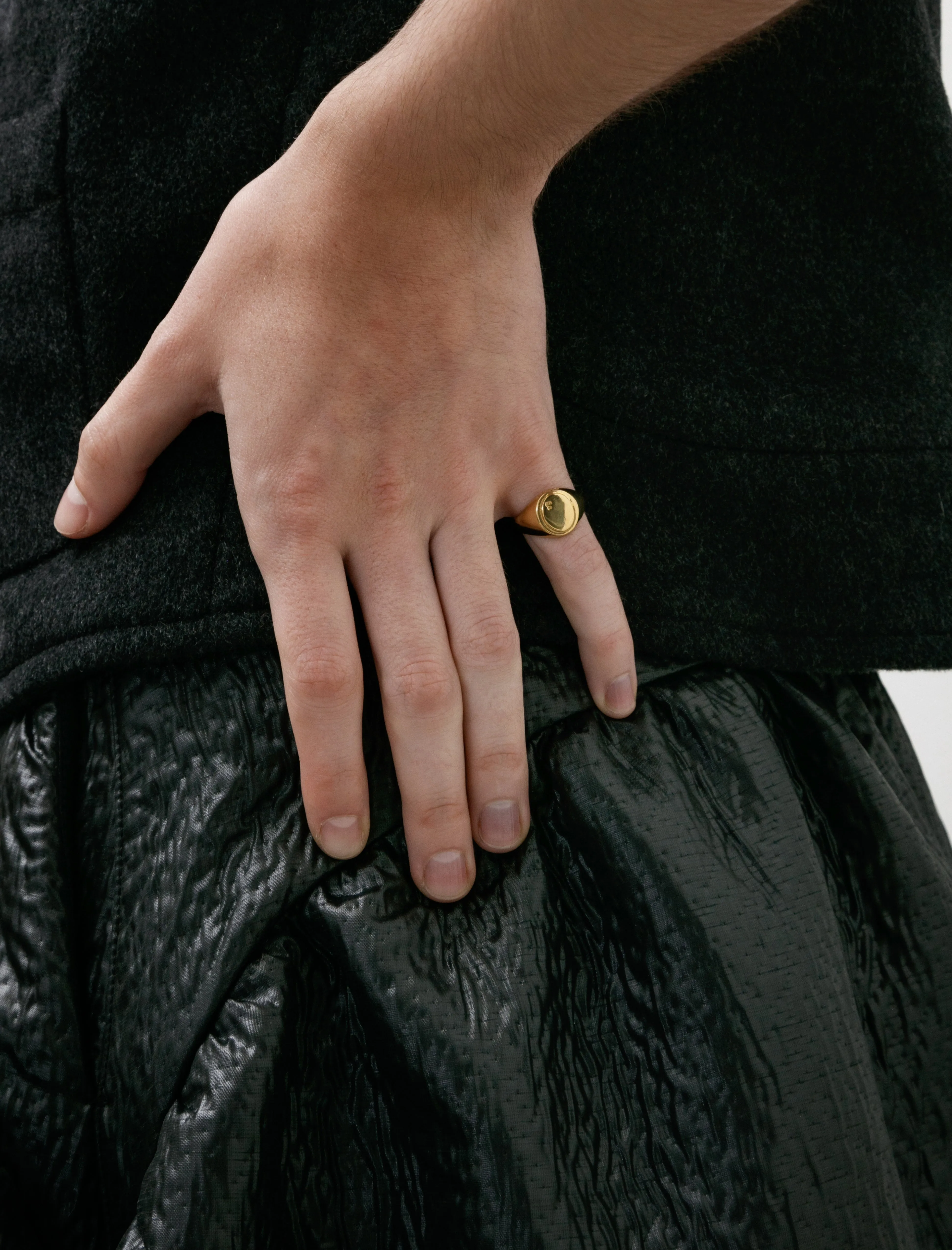 Mini Oval Signet Ring Yellow Gold