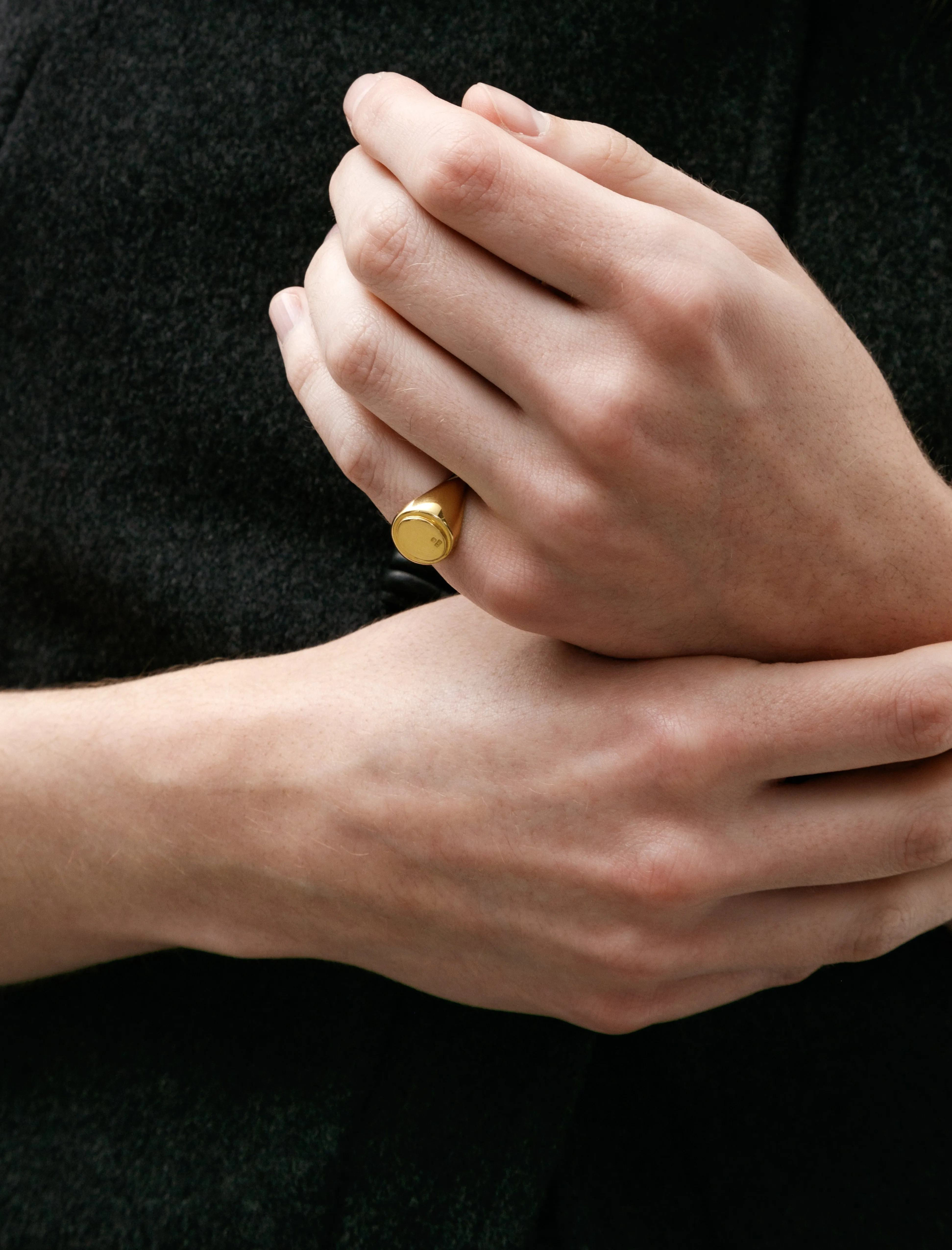 Mini Oval Signet Ring Yellow Gold
