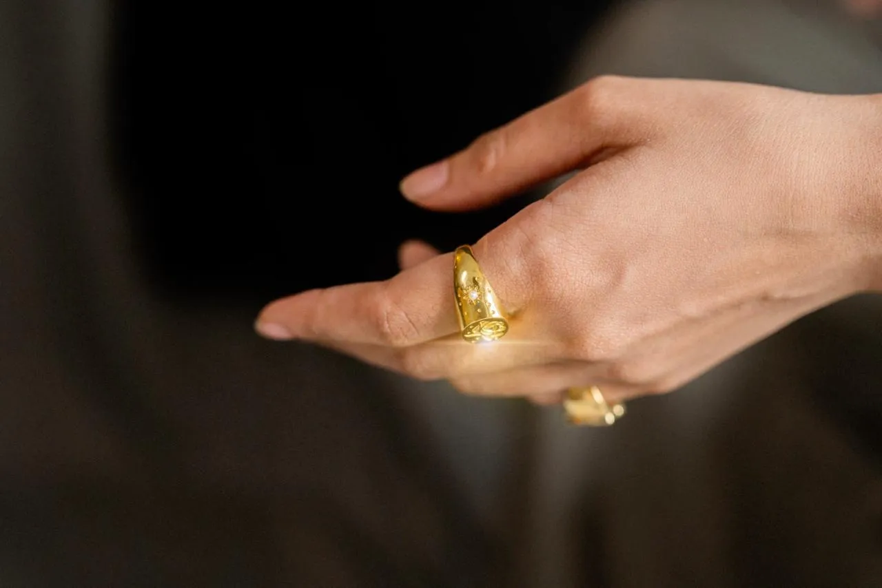 Rosalia Pearl Celestial Signet Ring | 18kt Solid Gold