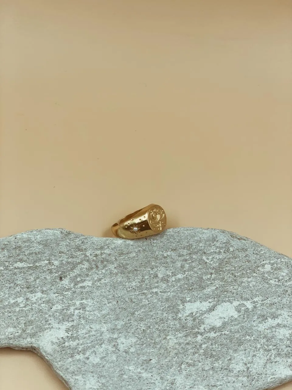 Rosalia Pearl Celestial Signet Ring | 18kt Solid Gold
